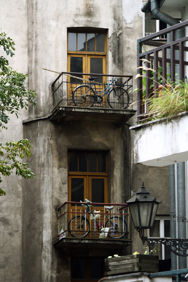 Fahrräder auf den Balkonen