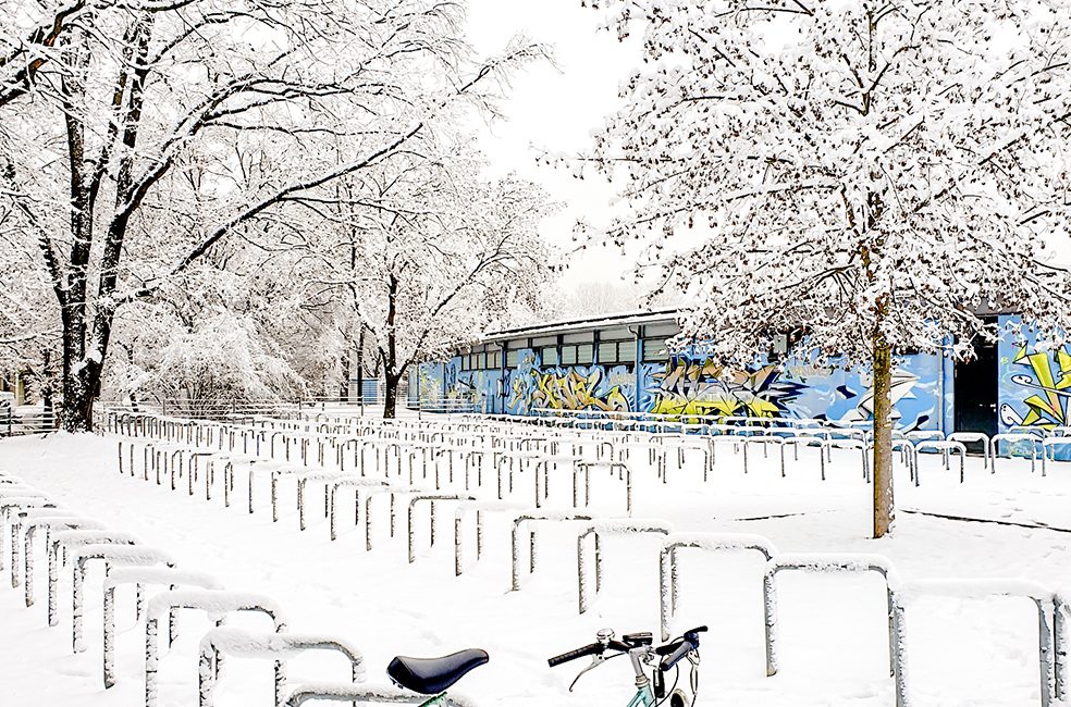 Fahrrad im Schnee am Westbad